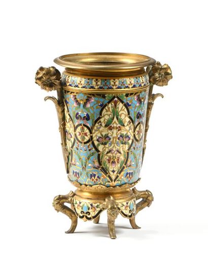 null Vase en bronze cloisonné et doré ; de forme cylindrique évasée, il est à décor...