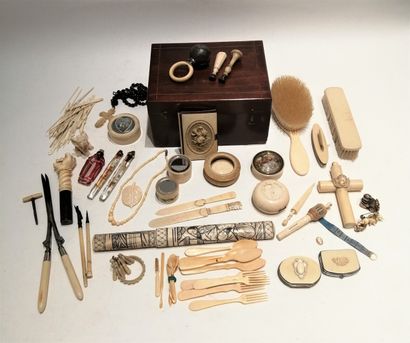 null Lot d'objets en os, ivoire et ivoirine, tels que : garniture de toilette, couteaux,...