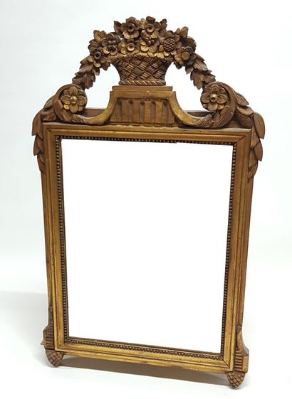 null Miroir de style Louis XVI en bois doré à décor à l'amortissement d'un panier...