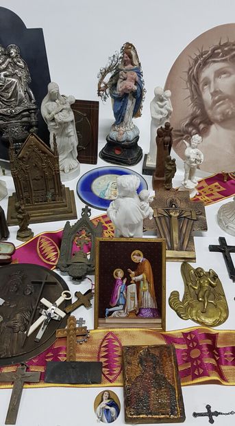 null Religion

Lot comprenant : crucifix (diverses matières), bénitiers, images religieuses,...