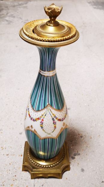 null LIMOGES

Vase balustre à col évasé en porcelaine bleu ciel à décor dans des...
