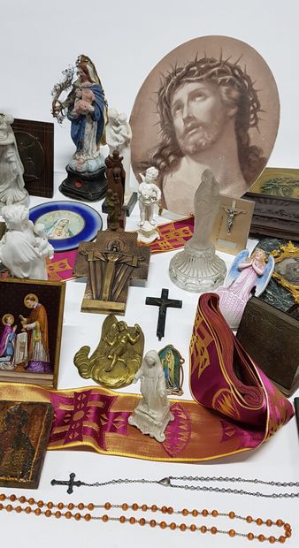 null Religion

Lot comprenant : crucifix (diverses matières), bénitiers, images religieuses,...