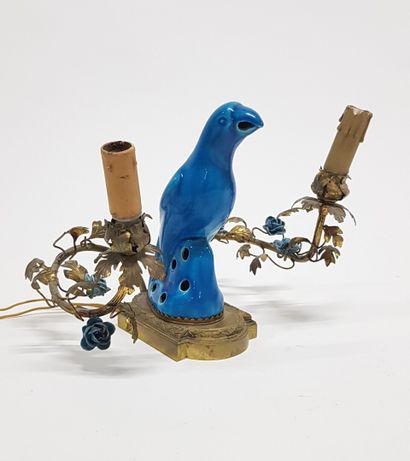 null XXème siècle

Lampe perroquet turquoise, monture en métal doré et fleurettes...