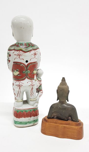 null CHINE

Grande statuette d'une femme et son enfant en céramique émaillée

XXème...