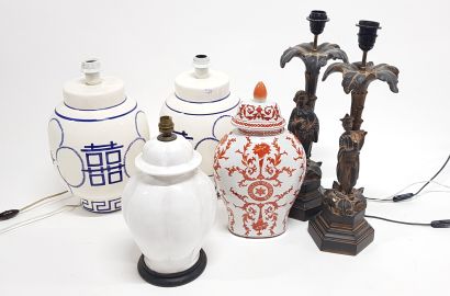null Lot de céramiques : paire de lampes à décor asiatique en bleu et blanc, un vase...