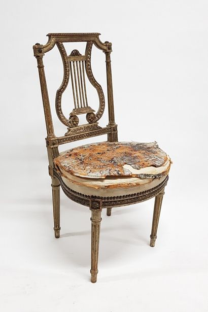 null Chaise de style Louis XVI en bois sculpté, le dossier à décor d'une lyre soulignée...