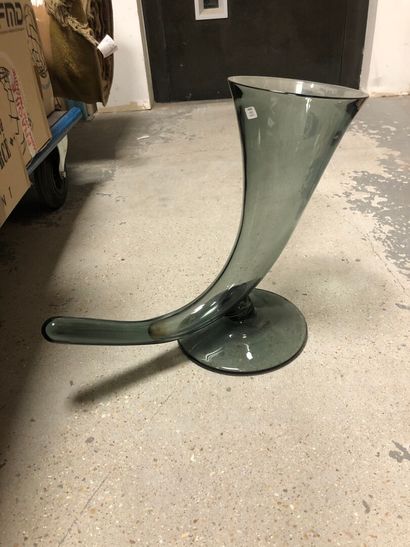 null Vase en verre soufflé vert en forme de corne d'abondance



H. 41.5 x L 26 ...