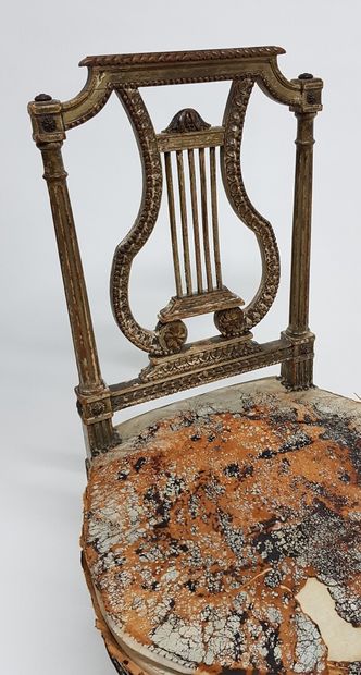 null Chaise de style Louis XVI en bois sculpté, le dossier à décor d'une lyre soulignée...