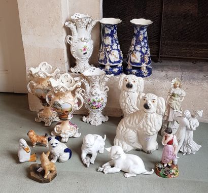 null Ensemble de céramiques à sujets animaliers

On y joint :

Un ensemble de vases...