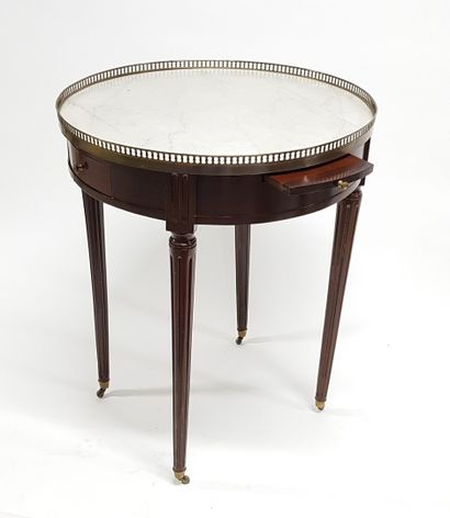 null Table bouillote de style Louis XVI en acajou et placage d'acajou, les pieds...