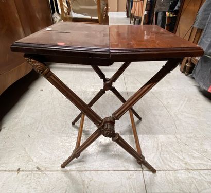 null Table pliante



Epoque XIXème siècle.



H. 70 L. 80 cm