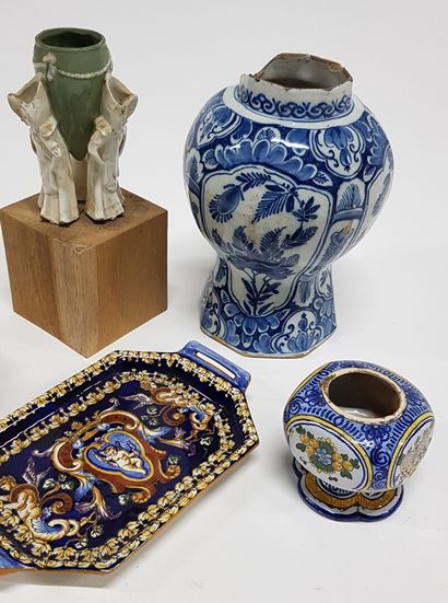 null Lot de céramiques comprenant : vase en faïence de Delft (accicents), encrier...