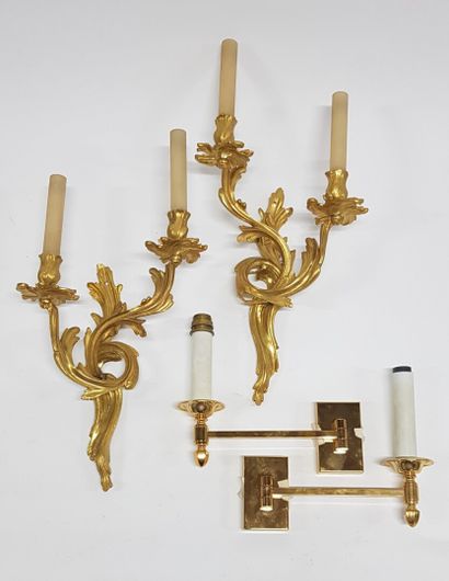 null Paire d'appliques en bronze doré de style Louis XV à deux lumières

Haut. 52...