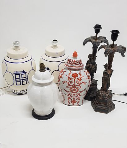null Lot de céramiques : paire de lampes à décor asiatique en bleu et blanc, un vase...