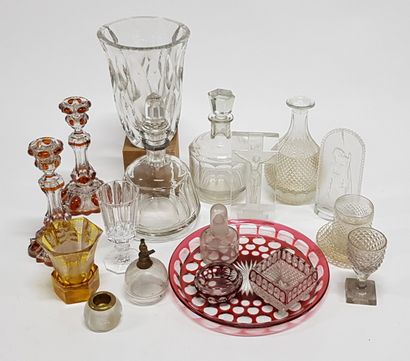 null Lot en verre ou cristal comprenant : flambeaux, vases, carafons l'un à bague...