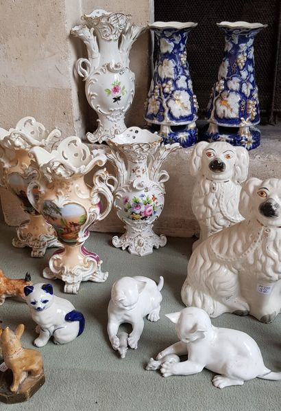 null Ensemble de céramiques à sujets animaliers

On y joint :

Un ensemble de vases...