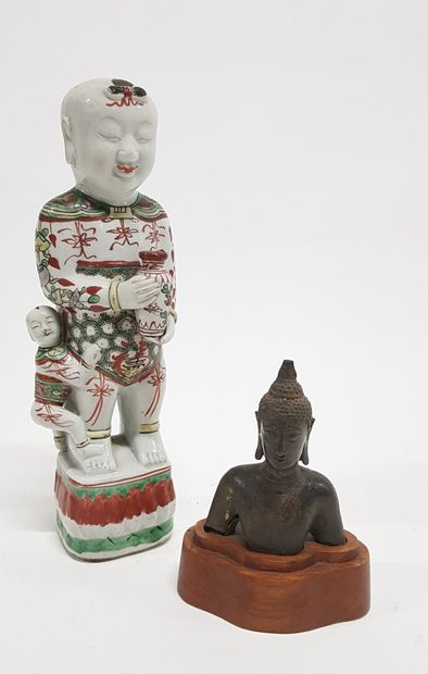 null CHINE

Grande statuette d'une femme et son enfant en céramique émaillée

XXème...