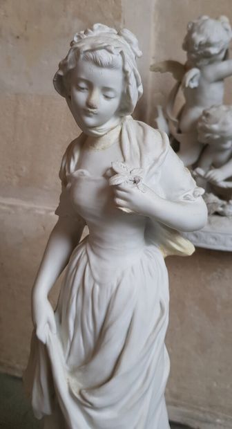 null MOREAU, d'après

Jeune femme tenant une fleur

Biscuit sur monture en bronze...