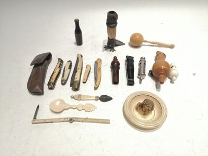null Ensemble comprenant : sifflets en bois, ivoire, corne et métal

On y joint :

Une...