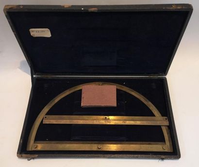 null Rapporteur en laiton dans sa boite d'origine
Diam : 39 cm
XIXème siècle