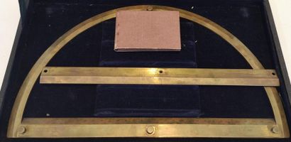 null Rapporteur en laiton dans sa boite d'origine
Diam : 39 cm
XIXème siècle