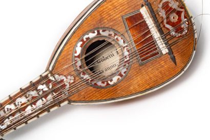 null Lot de six miniatures de mandolines napolitaines en écaille de tortue et bois,...