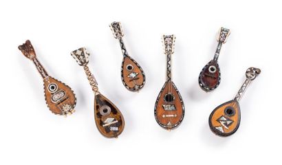 null Lot de six miniatures de mandolines napolitaines en écaille de tortue et bois,...