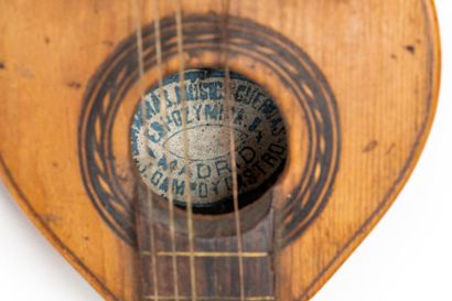null Lot de trois instruments de musique miniatures 
- deux mandolines napolitaines...