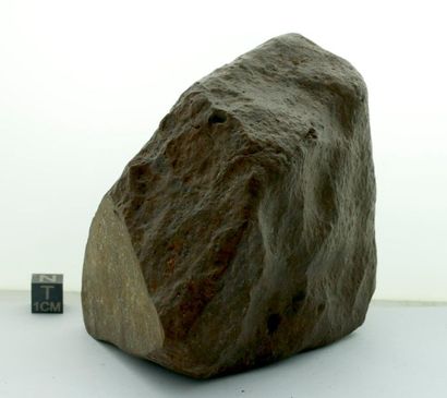 null Chondrite of 1290 g. 
Complete meteorite measuring 110 x 90 x 70 mm for 1290...