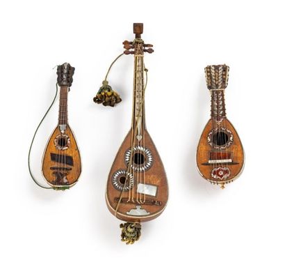 null Lot de trois instruments de musique miniatures Les fonds en bois et filets de...
