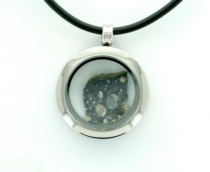 null La lune dans un bijoux-médaillon contenant une plaque taillée dans une météorite...