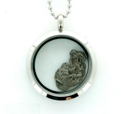 null Médaillon pendentif contenant une météorite tombée en Argentine il y a plus...