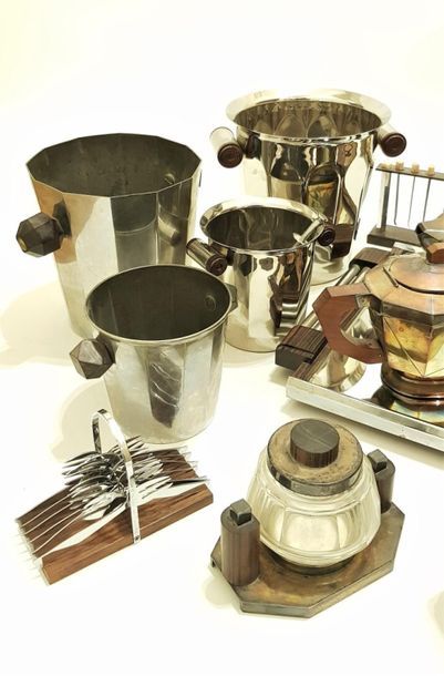 null Fort lot en métal argenté et bois d'ébène comprenant :
Partie de service thé-café,...