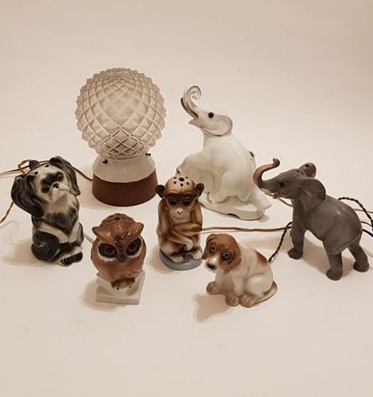 null Lot de lampes à décor de chiens, éléphants, chouette et singe en céramique,...