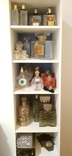 null Ensemble de flacons de parfum dont Guerlain, Patou, Nina Ricci
Epoques différentes,...