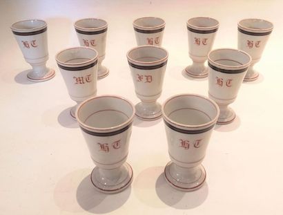 null 10 gobelets en porcelaine monogrammée
2 assiettes en porcelaine polychromes...