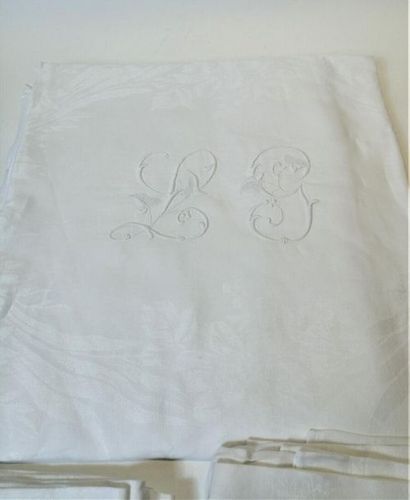 null Une nappe et onze serviettes monogramme LG, décor floral damassé
340 x 209 ...