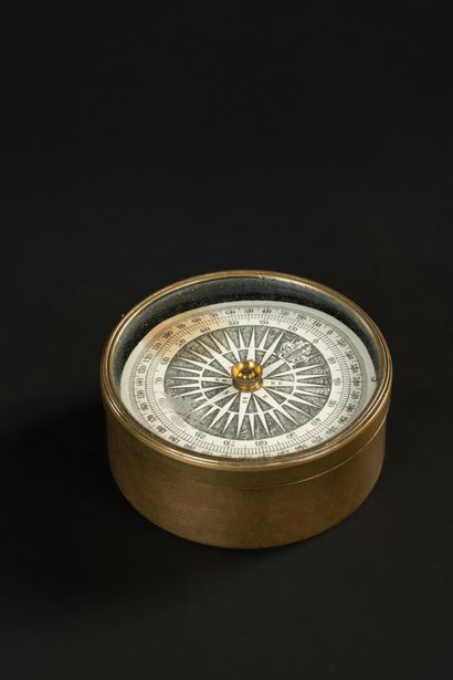 null Brass pocket compass with agate center 

Diam. 7.5 - Height 3 cm