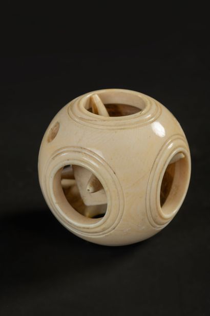 null Carved ivory ball, German work of art from the 19th century

Diam. 4,5 cm