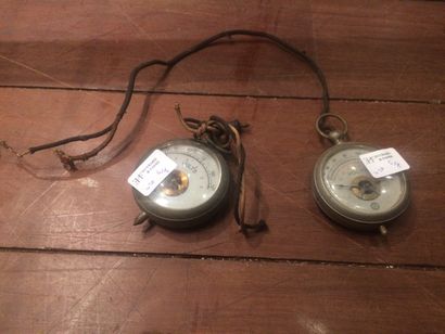 null Lot composed of :

- Precision wattmeter in bakelite and oak. House of Chauvin...