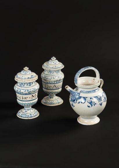 null Blue and white earthenware peg

Height 26 cm (accidents)

We join there :

Two...