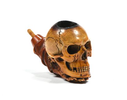 null Beautiful meerschaum pipe representing a skull on a hand finely carved

Late...