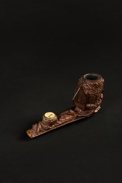 null Wooden pipe carved with a rose presenting a sundial and a compass

Dim : 11...