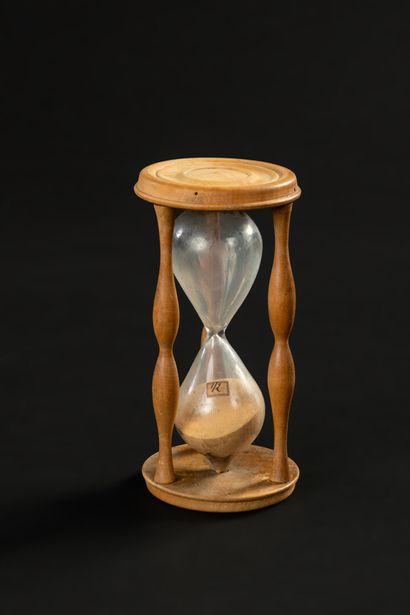 null Wood and glass hourglass from the 19th century

Height 16 cm