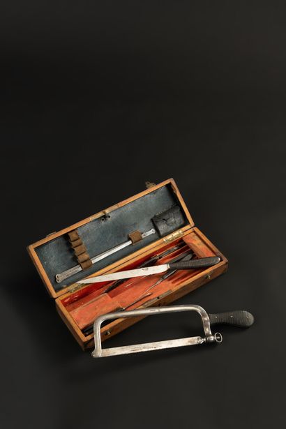 null Amputation saw from the Charriere house in Paris 

Original box with hook closure...