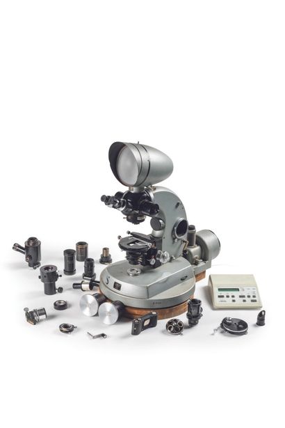 null Photomicrography set consisting of: 

- a Zeiss photomicroscope relatively complete...
