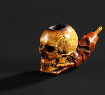 null Beautiful meerschaum pipe representing a skull on a hand finely carved

Late...