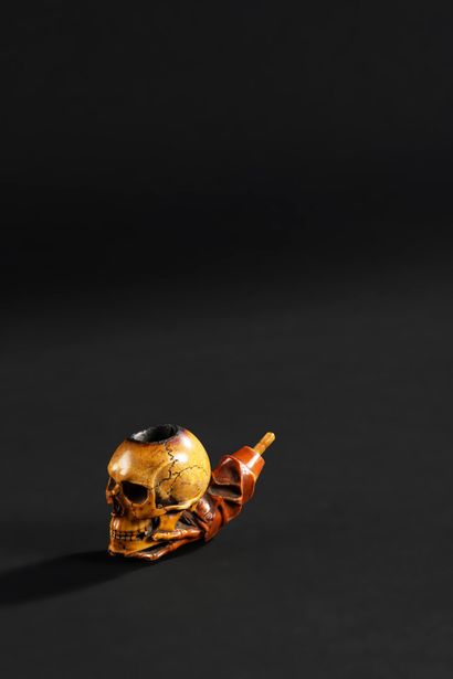 null Beautiful meerschaum pipe representing a skull on a hand finely carved

Late...