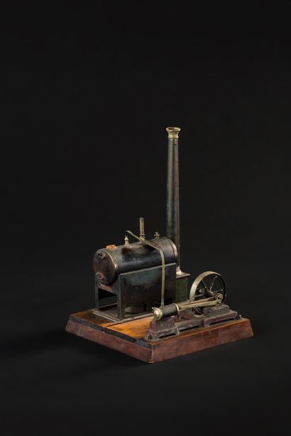 null Reduction of English steam engine wooden base with mention G.O & G.N.

End of...