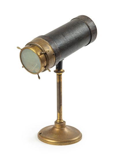 null Antique cardboard kaleidoscope, variable height (35 to 43 cm)

19th century

Height...